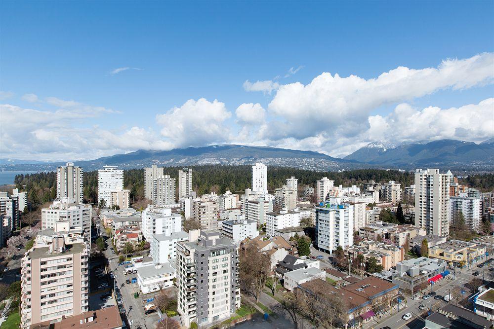 Coast Plaza Hotel And Suites Vancouver Exterior photo