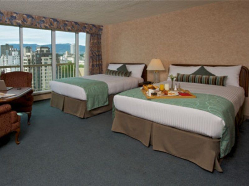Coast Plaza Hotel And Suites Vancouver Exterior photo