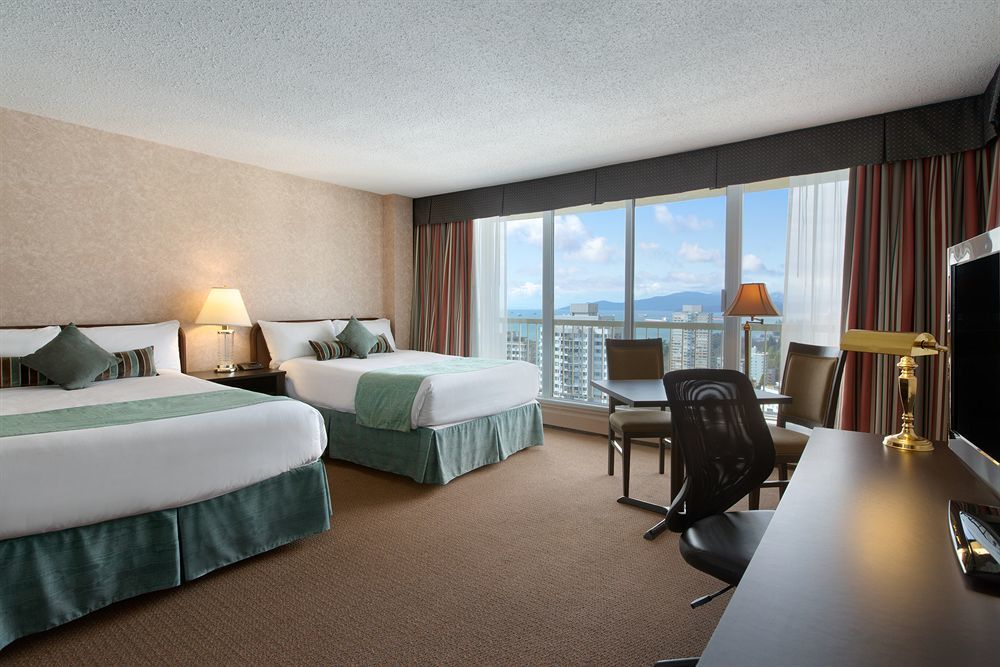 Coast Plaza Hotel And Suites Vancouver Exterior photo