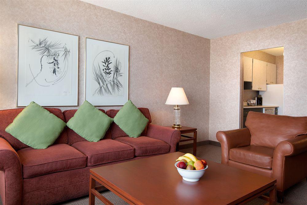 Coast Plaza Hotel And Suites Vancouver Exterior photo